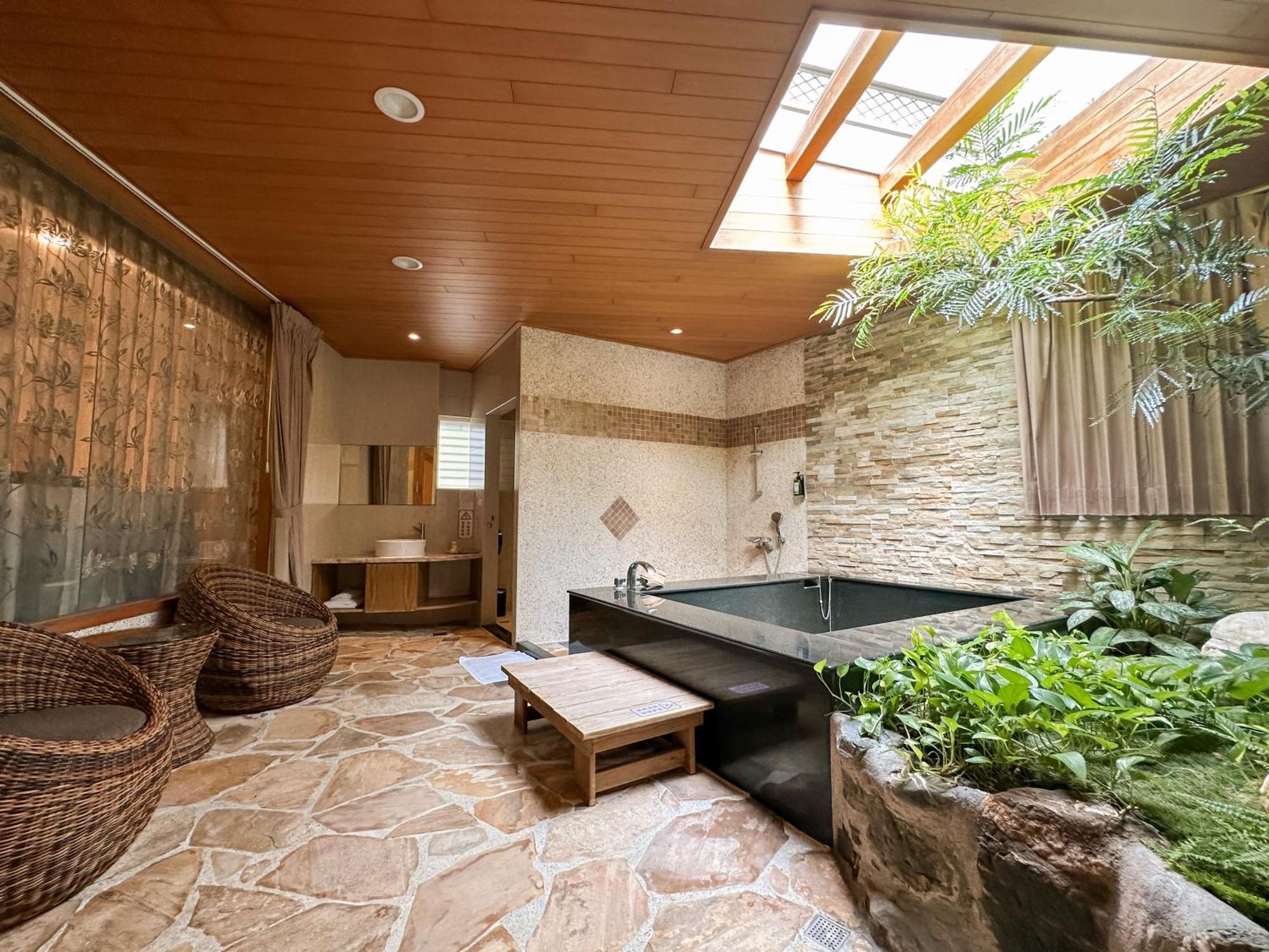 לינה וארוחת בוקר ג'יאושי Yage Hotspring House מראה חיצוני תמונה