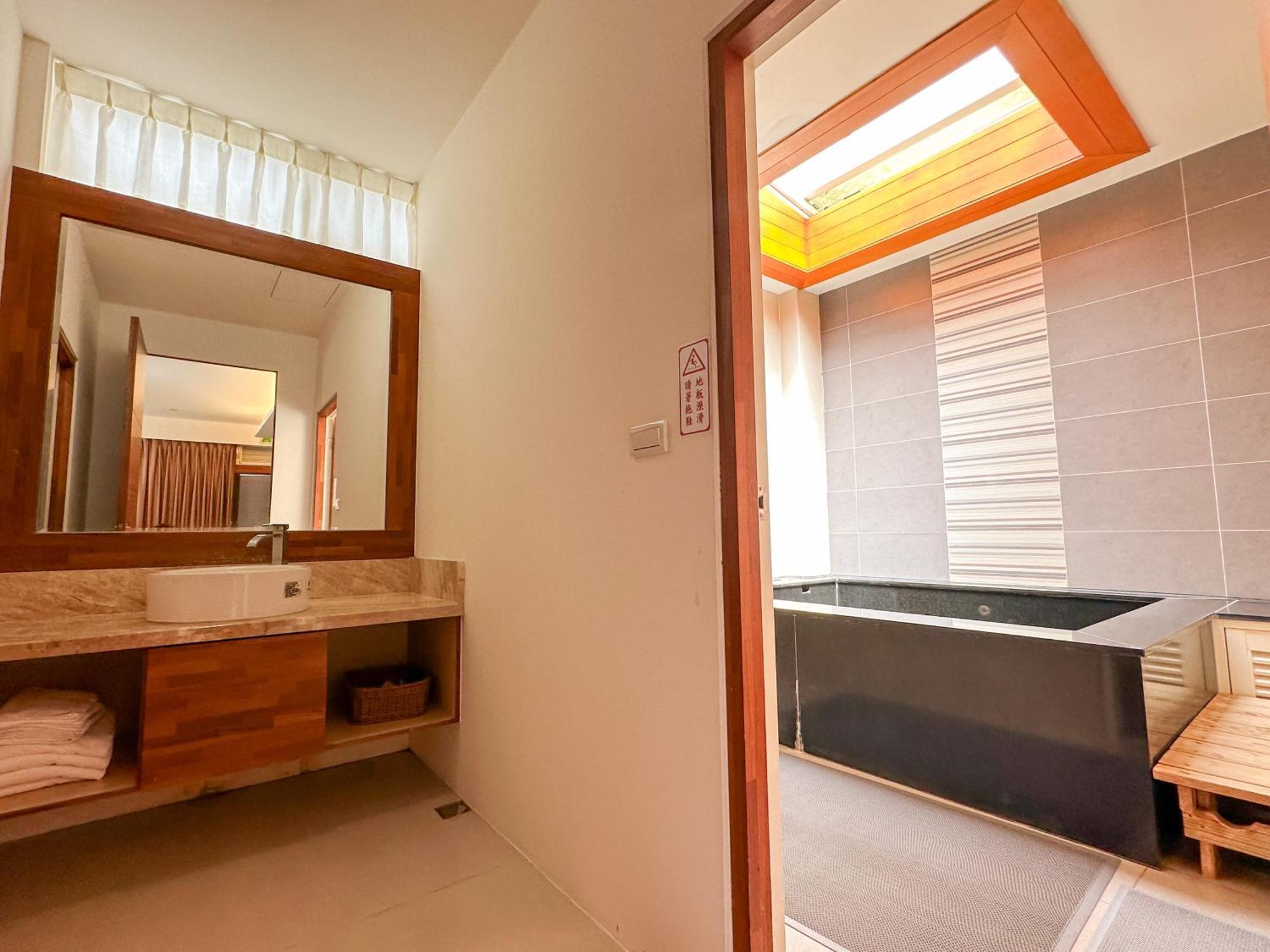 לינה וארוחת בוקר ג'יאושי Yage Hotspring House מראה חיצוני תמונה