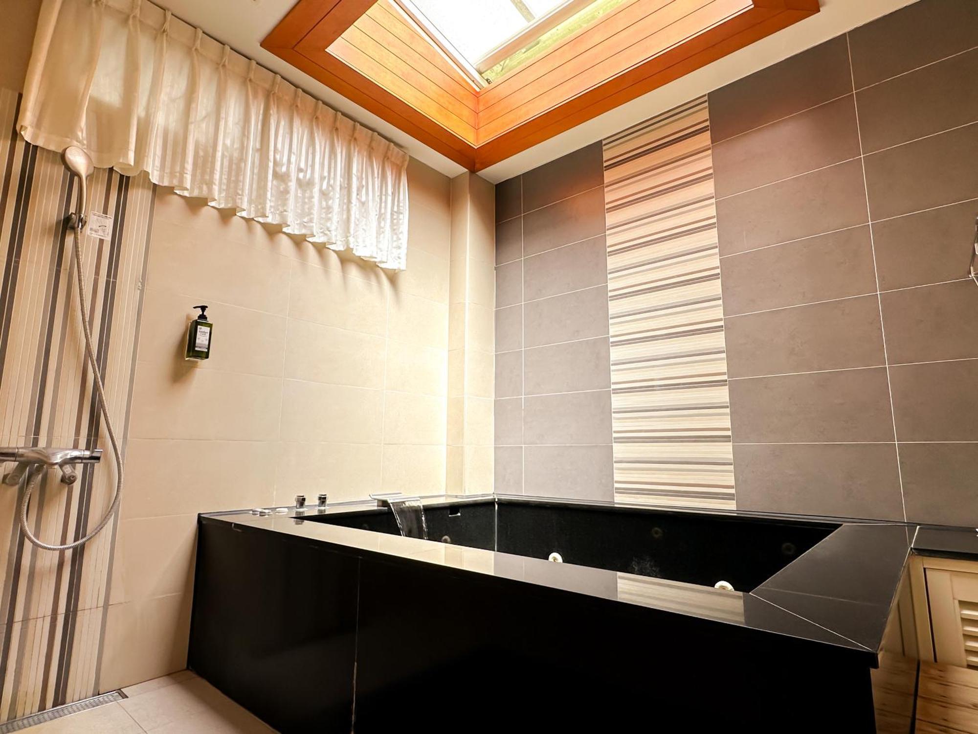 לינה וארוחת בוקר ג'יאושי Yage Hotspring House מראה חיצוני תמונה