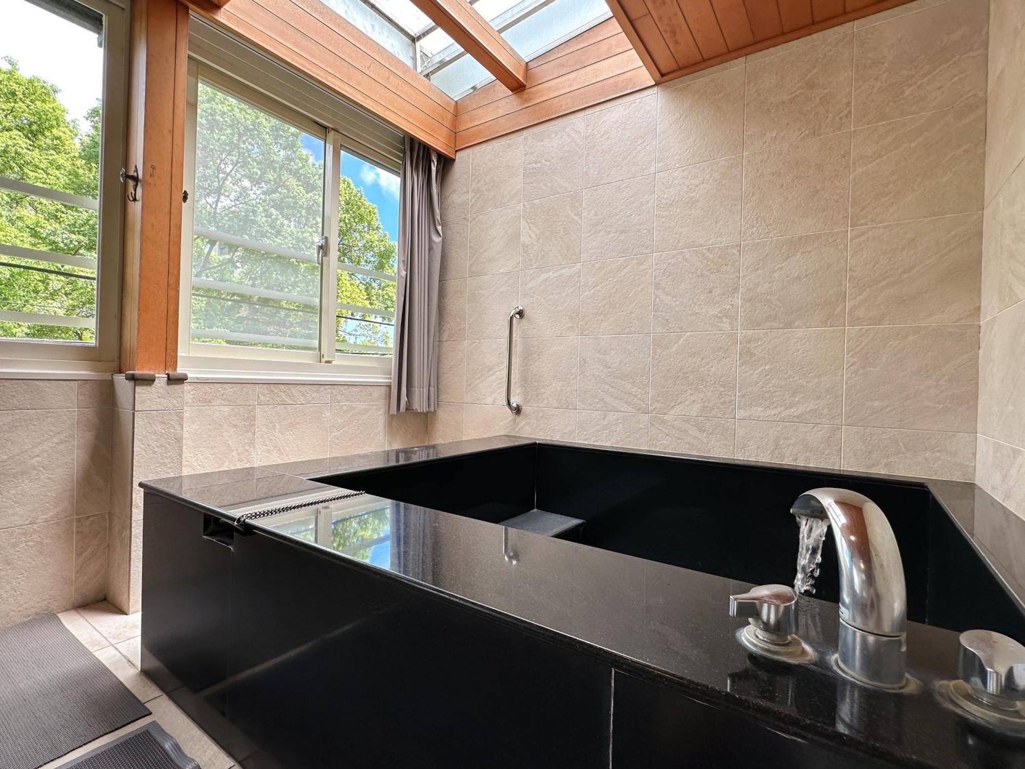 לינה וארוחת בוקר ג'יאושי Yage Hotspring House מראה חיצוני תמונה